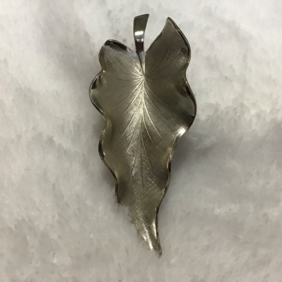 Vintage Giovanni Leaf Brooch Silver Tone. Astonishing Leaf Vein Texture - Picture 1 of 4